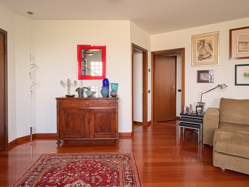 Scopri questo affascinante appartamento duplex situato nel cuore di Vigodarzere, un comune che of...