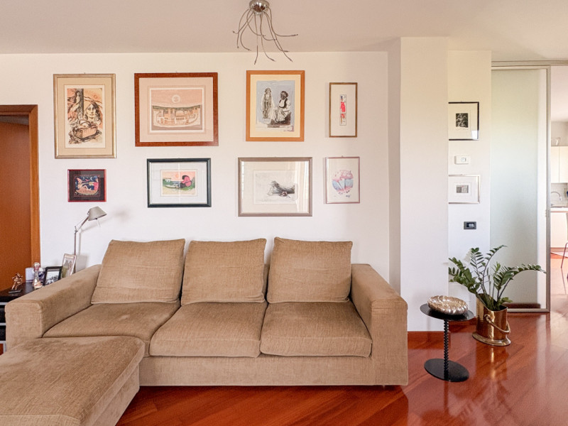 Scopri questo affascinante appartamento duplex situato nel cuore di Vigodarzere, un comune che of...