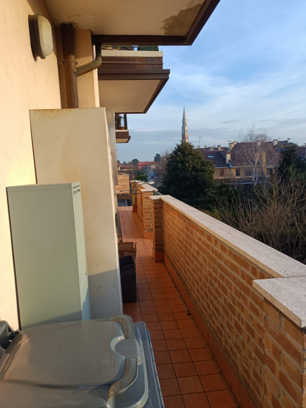 Scopri questo affascinante appartamento duplex situato nel cuore di Vigodarzere, un comune che of...