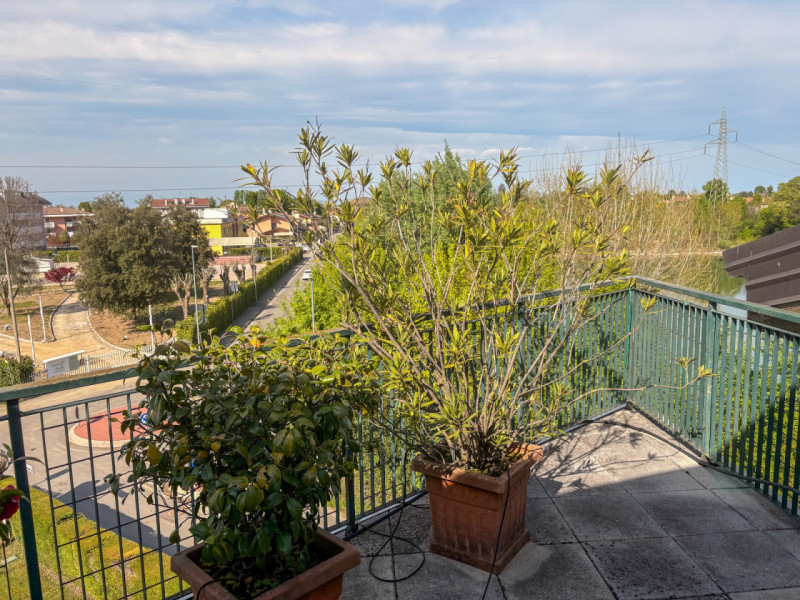 Scopri questo affascinante appartamento duplex situato nel cuore di Vigodarzere, un comune che of...