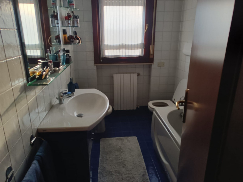 Scopri questo affascinante appartamento duplex situato nel cuore di Vigodarzere, un comune che of...