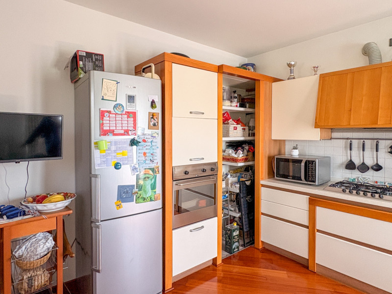 Scopri questo affascinante appartamento duplex situato nel cuore di Vigodarzere, un comune che of...