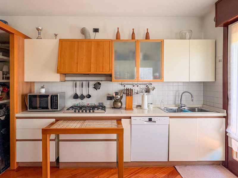Scopri questo affascinante appartamento duplex situato nel cuore di Vigodarzere, un comune che of...