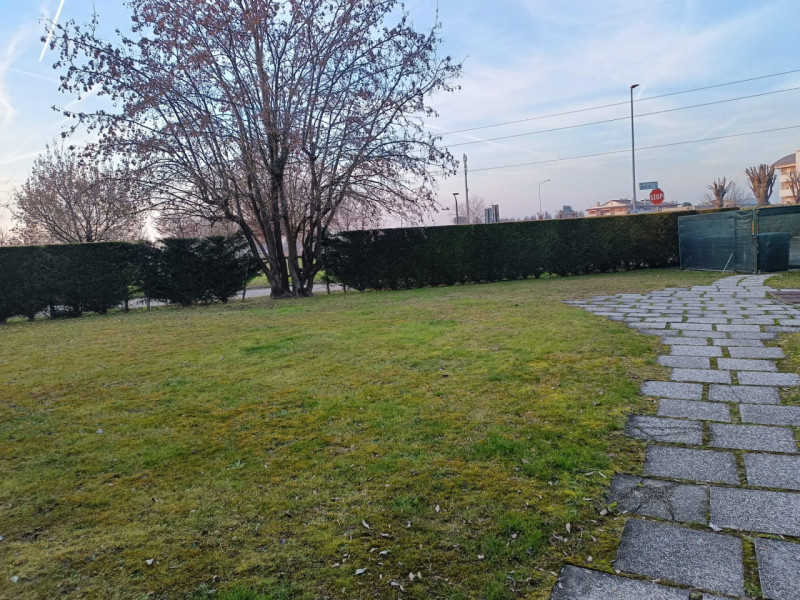 Scopri questo affascinante appartamento duplex situato nel cuore di Vigodarzere, un comune che of...