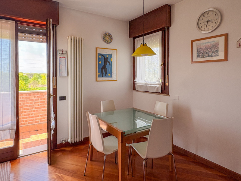 Scopri questo affascinante appartamento duplex situato nel cuore di Vigodarzere, un comune che of...
