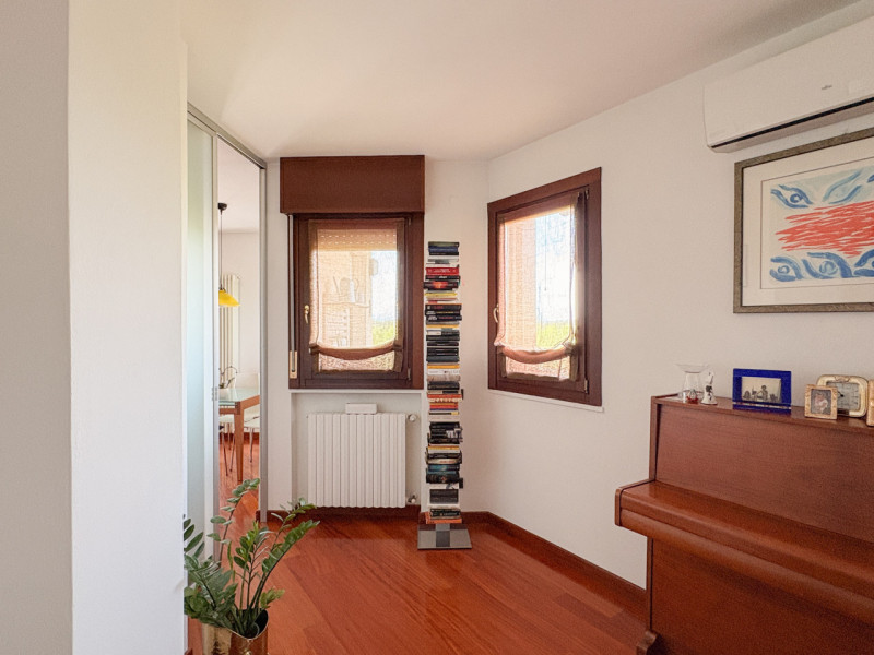 Scopri questo affascinante appartamento duplex situato nel cuore di Vigodarzere, un comune che of...