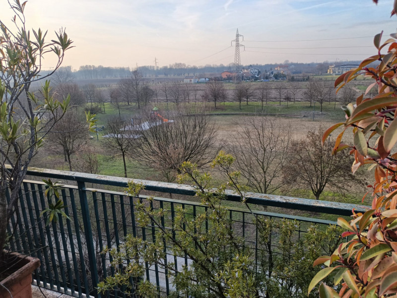 Scopri questo affascinante appartamento duplex situato nel cuore di Vigodarzere, un comune che of...