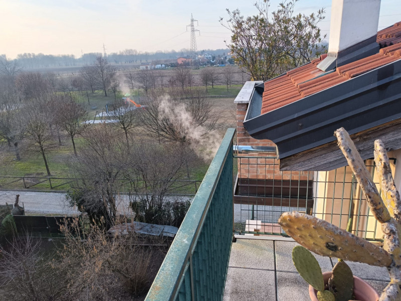 Scopri questo affascinante appartamento duplex situato nel cuore di Vigodarzere, un comune che of...