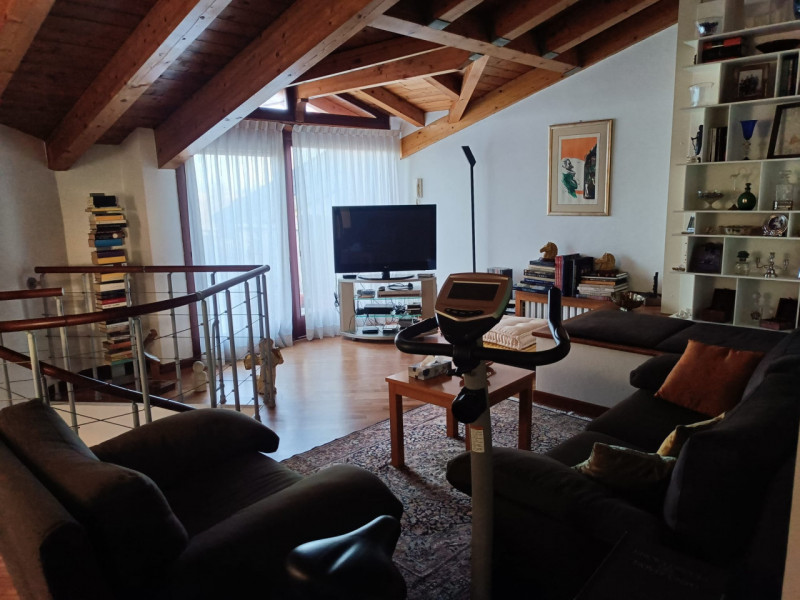 Scopri questo affascinante appartamento duplex situato nel cuore di Vigodarzere, un comune che of...