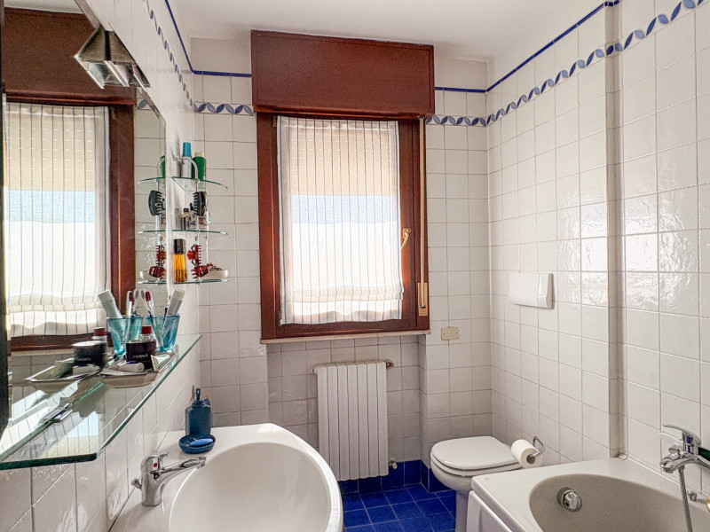 Scopri questo affascinante appartamento duplex situato nel cuore di Vigodarzere, un comune che of...