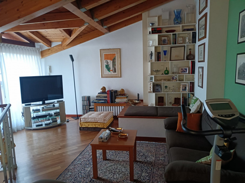 Scopri questo affascinante appartamento duplex situato nel cuore di Vigodarzere, un comune che of...