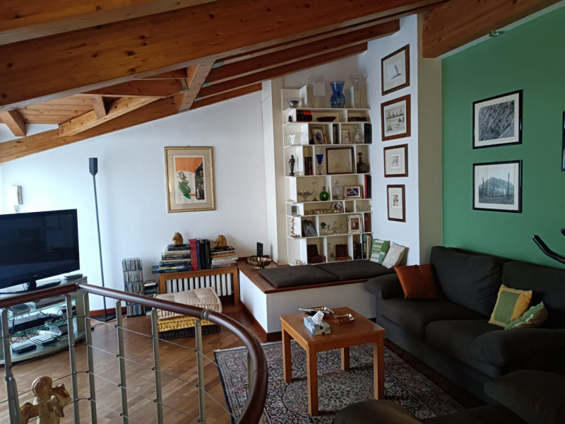 Scopri questo affascinante appartamento duplex situato nel cuore di Vigodarzere, un comune che of...