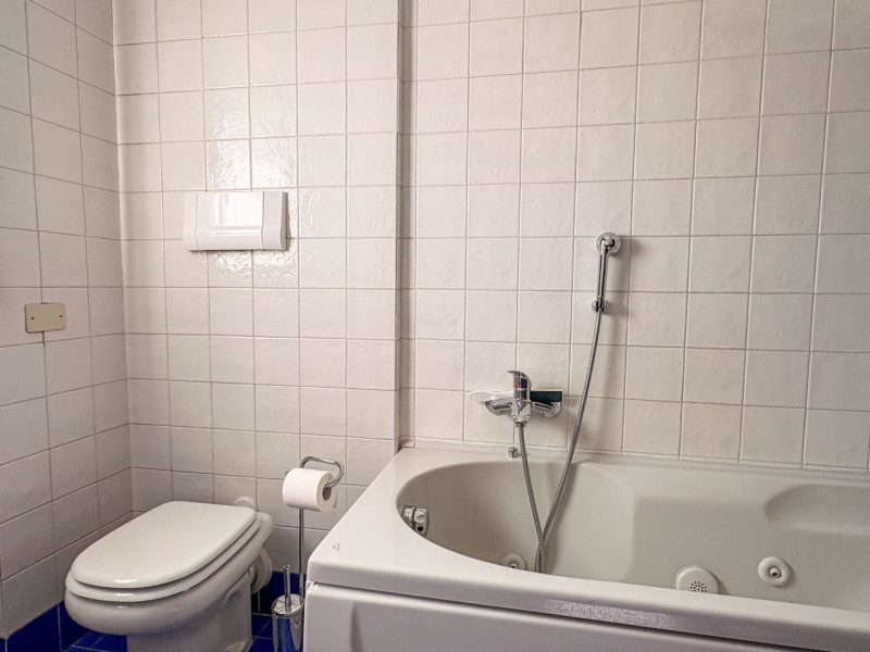 Scopri questo affascinante appartamento duplex situato nel cuore di Vigodarzere, un comune che of...