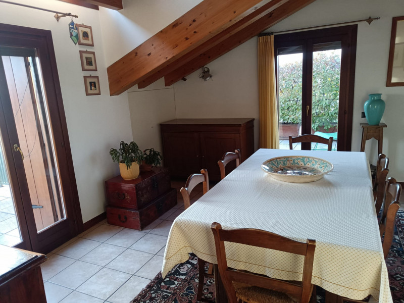 Scopri questo affascinante appartamento duplex situato nel cuore di Vigodarzere, un comune che of...