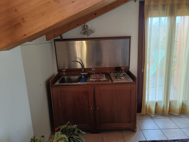 Scopri questo affascinante appartamento duplex situato nel cuore di Vigodarzere, un comune che of...