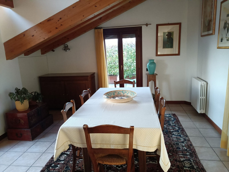 Scopri questo affascinante appartamento duplex situato nel cuore di Vigodarzere, un comune che of...