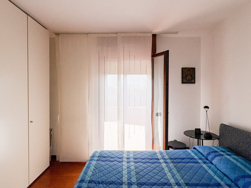 Scopri questo affascinante appartamento duplex situato nel cuore di Vigodarzere, un comune che of...
