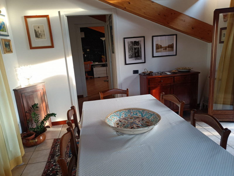 Scopri questo affascinante appartamento duplex situato nel cuore di Vigodarzere, un comune che of...