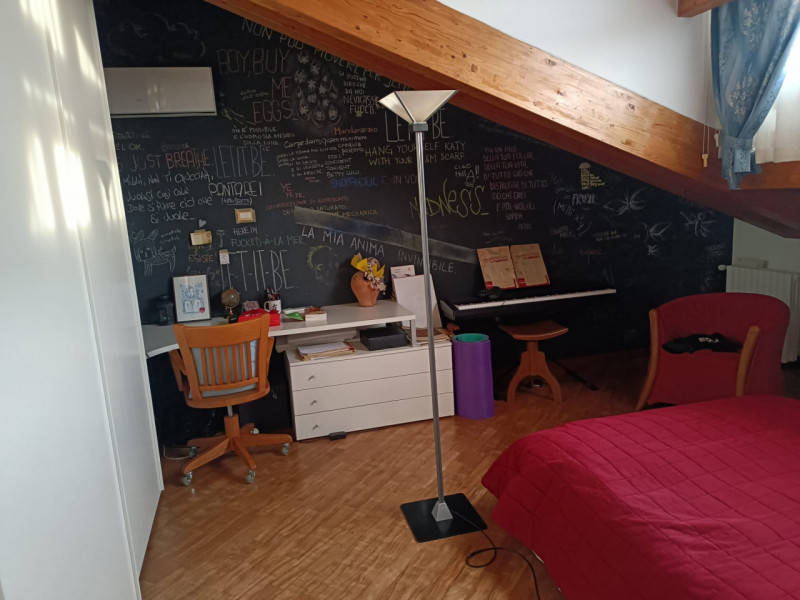 Scopri questo affascinante appartamento duplex situato nel cuore di Vigodarzere, un comune che of...