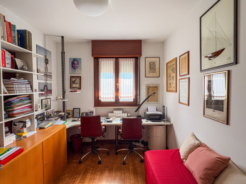 Scopri questo affascinante appartamento duplex situato nel cuore di Vigodarzere, un comune che of...