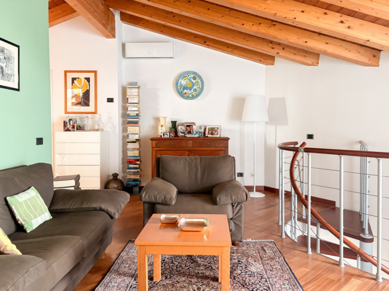 Scopri questo affascinante appartamento duplex situato nel cuore di Vigodarzere, un comune che of...