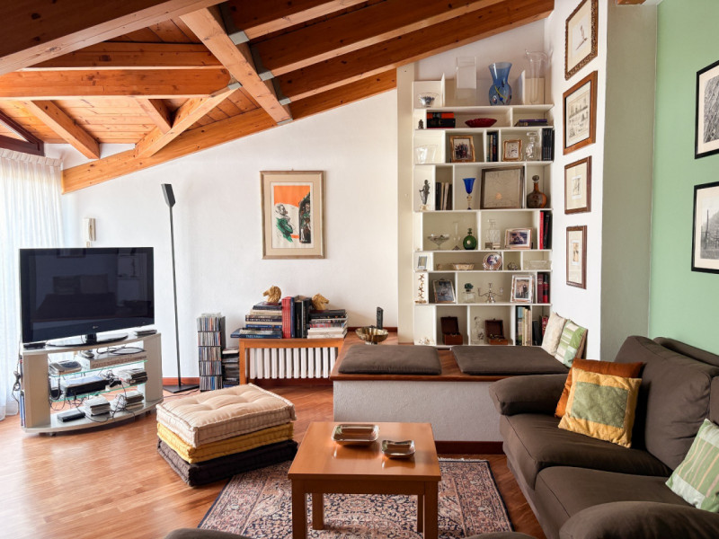Scopri questo affascinante appartamento duplex situato nel cuore di Vigodarzere, un comune che of...