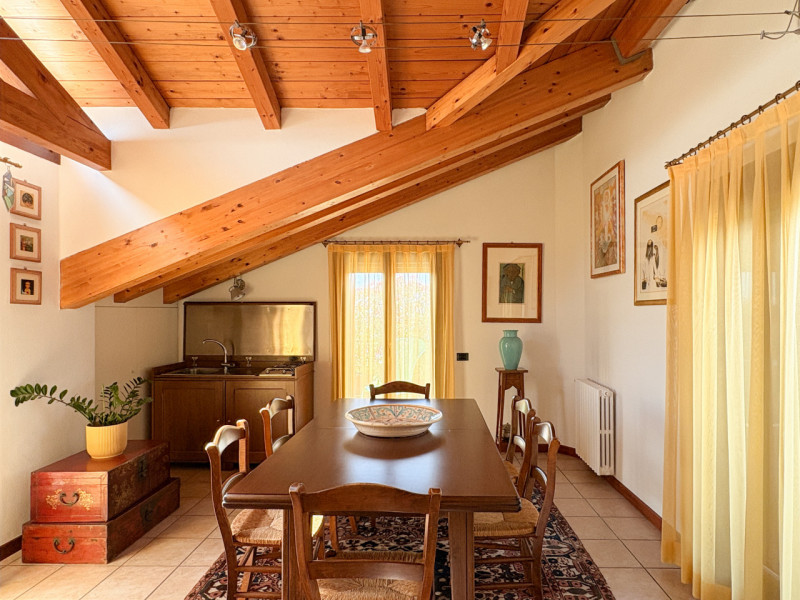 Scopri questo affascinante appartamento duplex situato nel cuore di Vigodarzere, un comune che of...