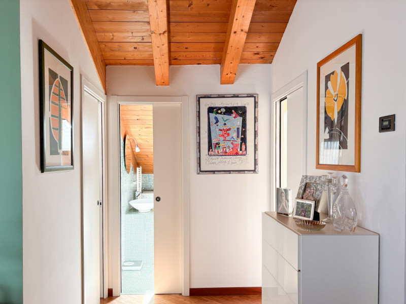 Scopri questo affascinante appartamento duplex situato nel cuore di Vigodarzere, un comune che of...