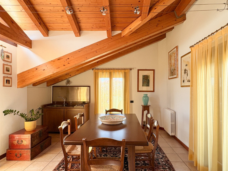 Scopri questo affascinante appartamento duplex situato nel cuore di Vigodarzere, un comune che of...