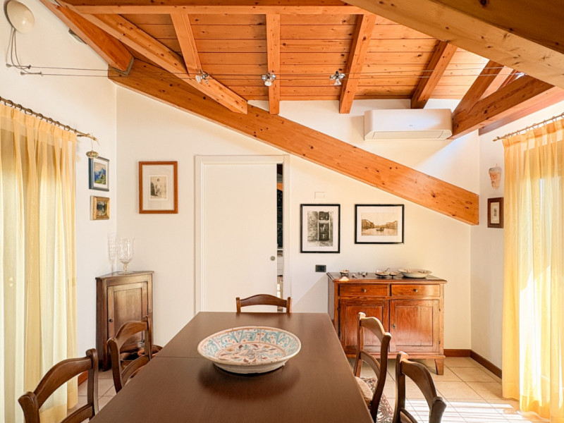Scopri questo affascinante appartamento duplex situato nel cuore di Vigodarzere, un comune che of...