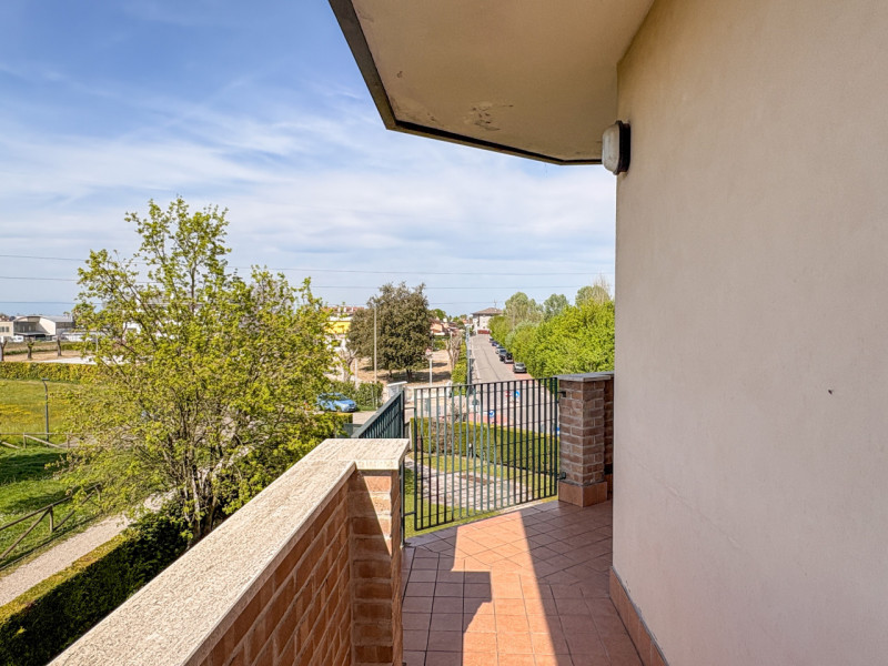 Scopri questo affascinante appartamento duplex situato nel cuore di Vigodarzere, un comune che of...