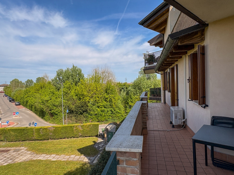 Scopri questo affascinante appartamento duplex situato nel cuore di Vigodarzere, un comune che of...