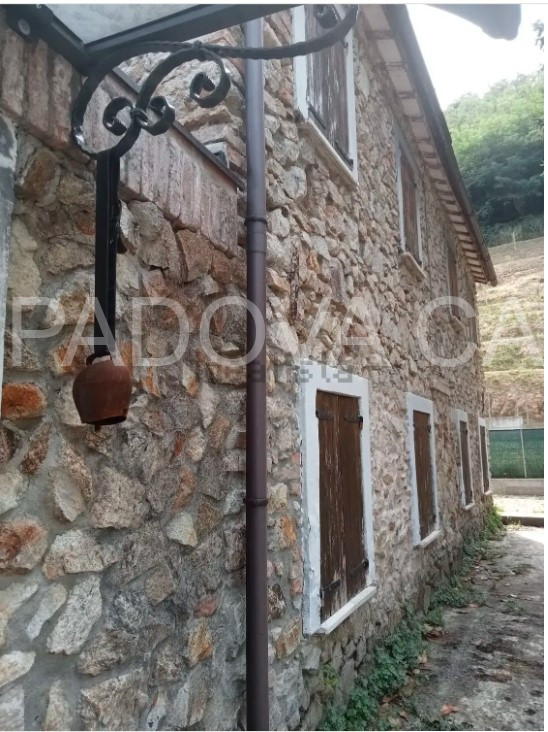 Scoprite il vostro rifugio ideale nel cuore di Galzignano Terme, immerso nel suggestivo Parco Col...