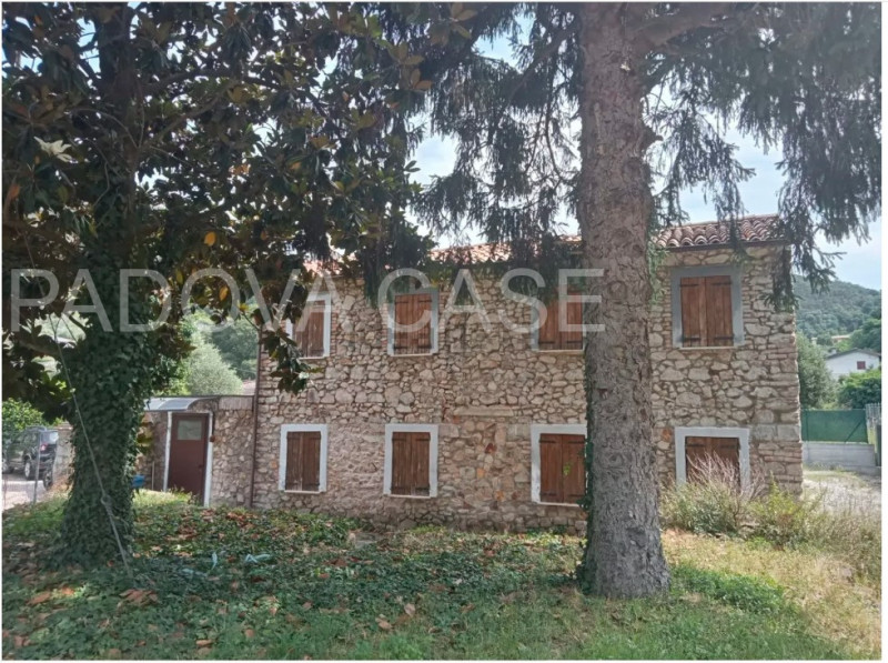 Scoprite il vostro rifugio ideale nel cuore di Galzignano Terme, immerso nel suggestivo Parco Col...