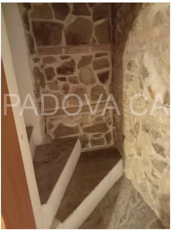 Scoprite il vostro rifugio ideale nel cuore di Galzignano Terme, immerso nel suggestivo Parco Col...