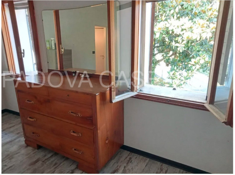 Scoprite il vostro rifugio ideale nel cuore di Galzignano Terme, immerso nel suggestivo Parco Col...