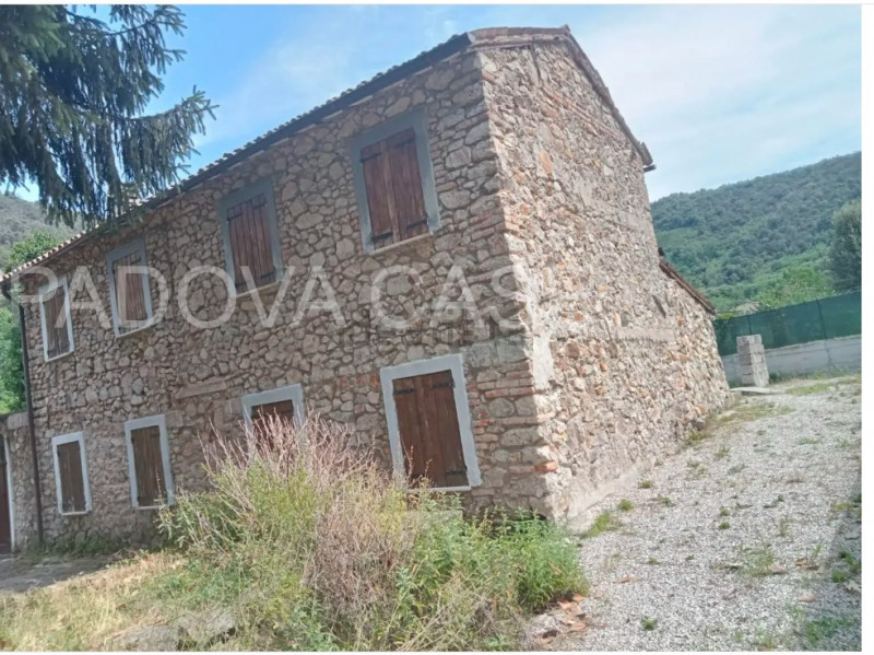 Scoprite il vostro rifugio ideale nel cuore di Galzignano Terme, immerso nel suggestivo Parco Col...