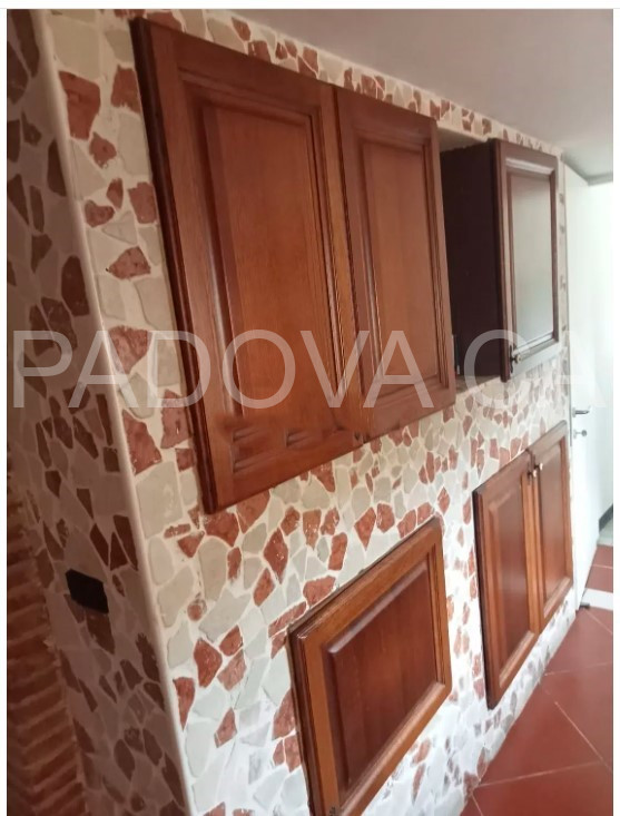 Scoprite il vostro rifugio ideale nel cuore di Galzignano Terme, immerso nel suggestivo Parco Col...