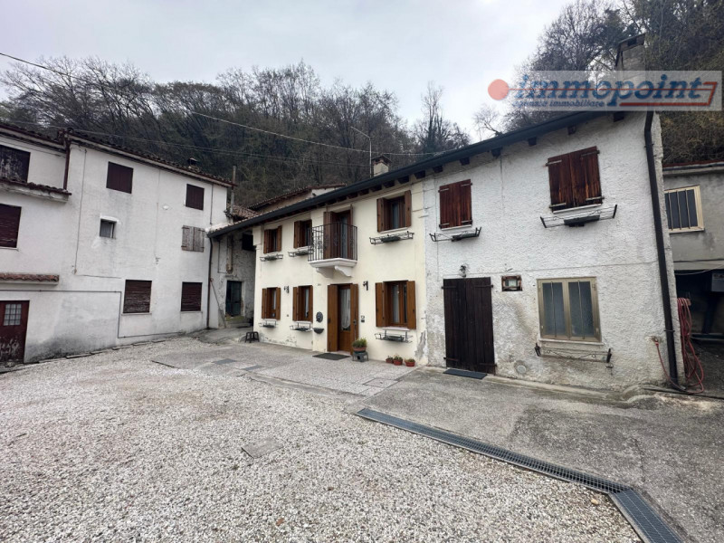 Piccolo borghetto con più unità immobiliari affiancate in parte già ristrutturate ed in parte com...