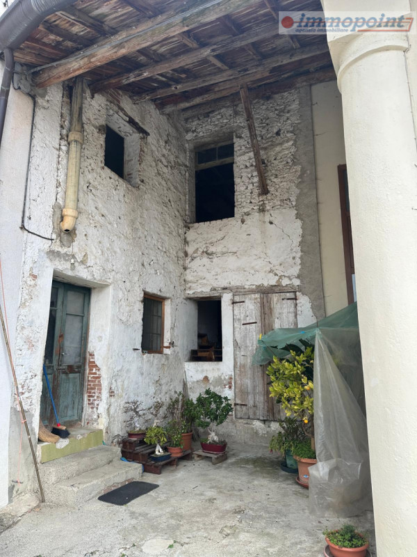 Piccolo borghetto con più unità immobiliari affiancate in parte già ristrutturate ed in parte com...