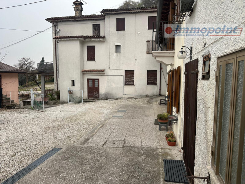 Piccolo borghetto con più unità immobiliari affiancate in parte già ristrutturate ed in parte com...