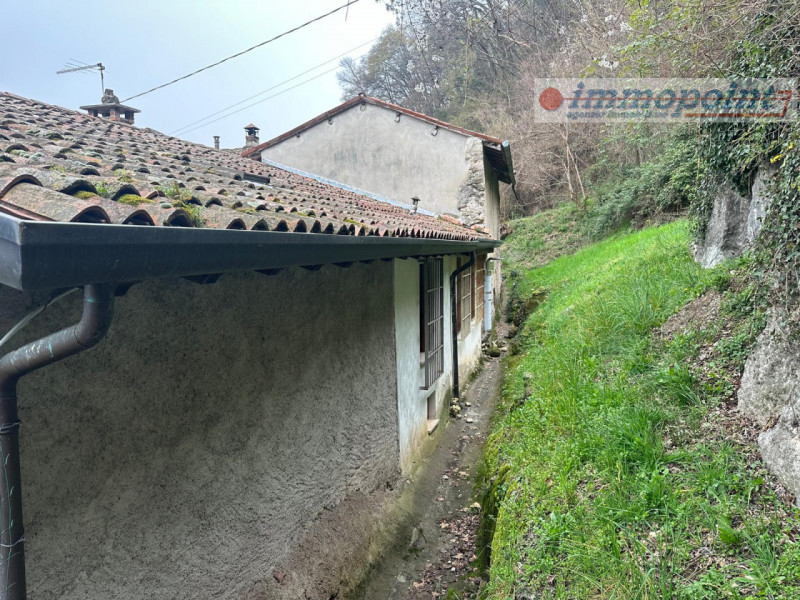 Piccolo borghetto con più unità immobiliari affiancate in parte già ristrutturate ed in parte com...