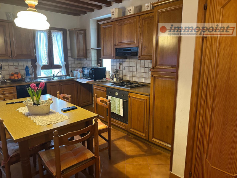 Piccolo borghetto con più unità immobiliari affiancate in parte già ristrutturate ed in parte com...