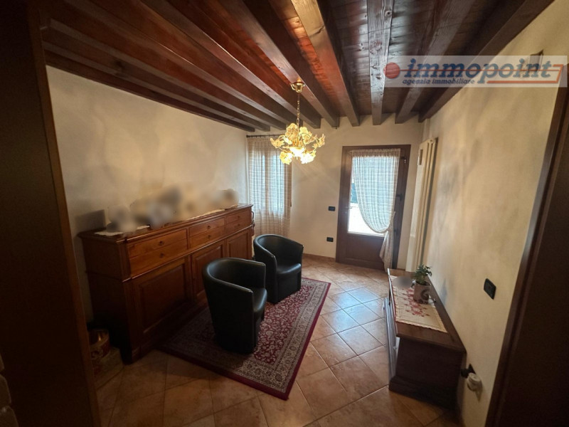 Piccolo borghetto con più unità immobiliari affiancate in parte già ristrutturate ed in parte com...