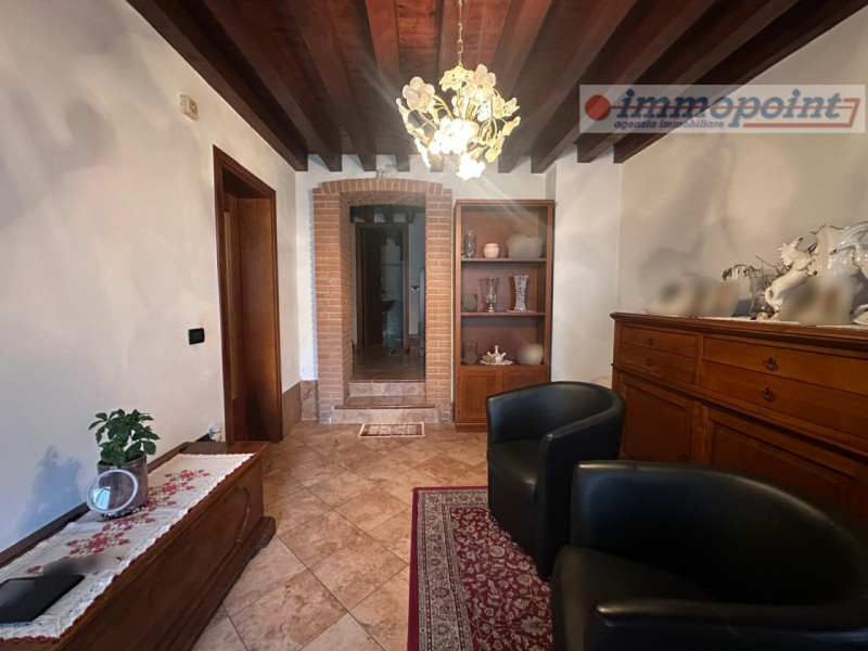 Piccolo borghetto con più unità immobiliari affiancate in parte già ristrutturate ed in parte com...