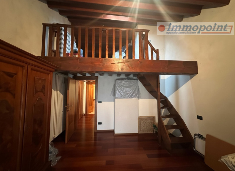 Piccolo borghetto con più unità immobiliari affiancate in parte già ristrutturate ed in parte com...