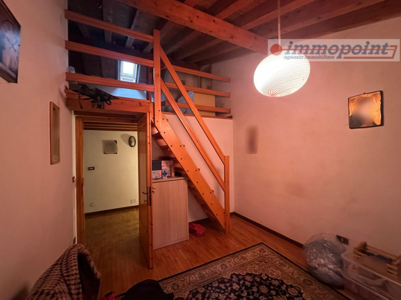 Piccolo borghetto con più unità immobiliari affiancate in parte già ristrutturate ed in parte com...