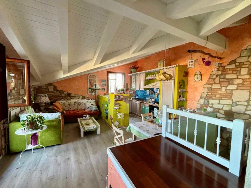 Elegante appartamento con ampio terrazzo in contesto residenziale – incarico affidato ad agenzia ...