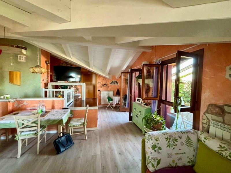 Elegante appartamento con ampio terrazzo in contesto residenziale – incarico affidato ad agenzia ...