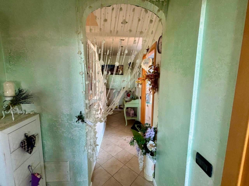 Elegante appartamento con ampio terrazzo in contesto residenziale – incarico affidato ad agenzia ...